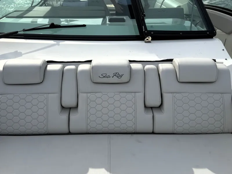 Slide: The Image of Sea Ray Sundancer 320 2023 - 26
