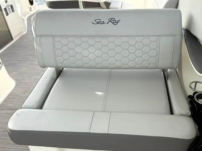 Slide: The Image of Sea Ray Sundancer 320 2023 - 27