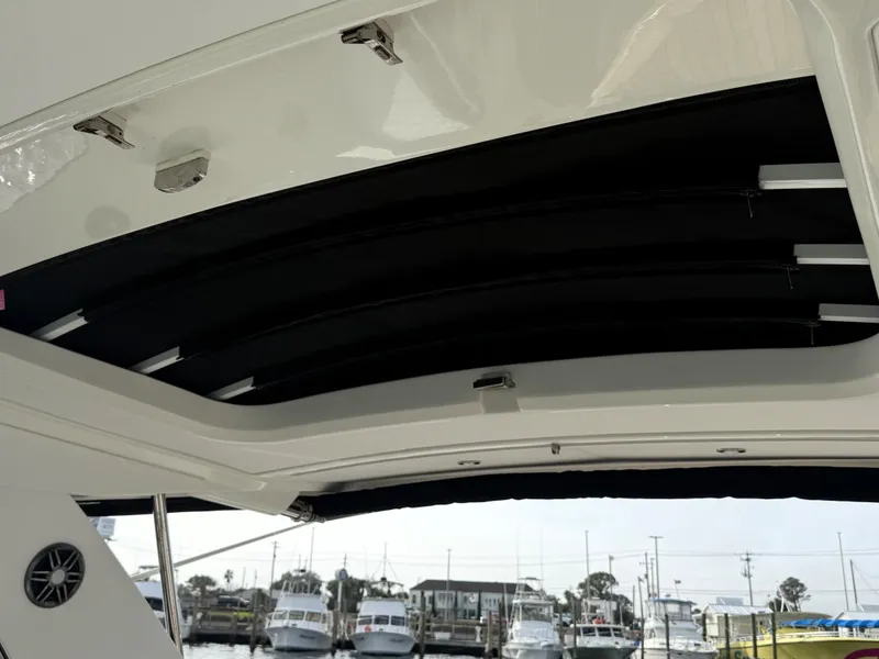 Slide: The Image of Sea Ray Sundancer 320 2023 - 28