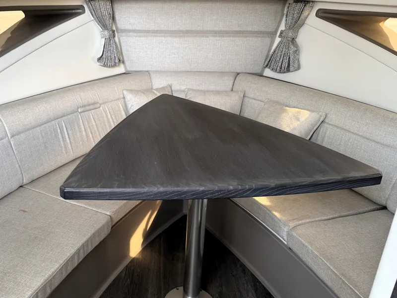 Slide: The Image of Sea Ray Sundancer 320 2023 - 29