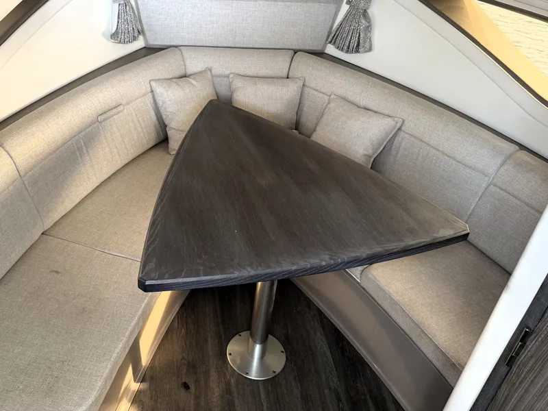 Slide: The Image of Sea Ray Sundancer 320 2023 - 32