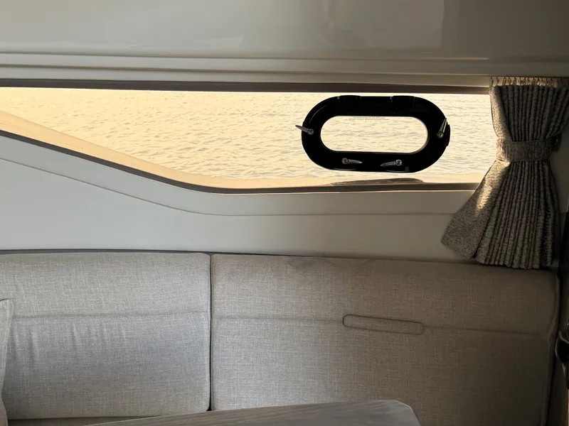 Slide: The Image of Sea Ray Sundancer 320 2023 - 34