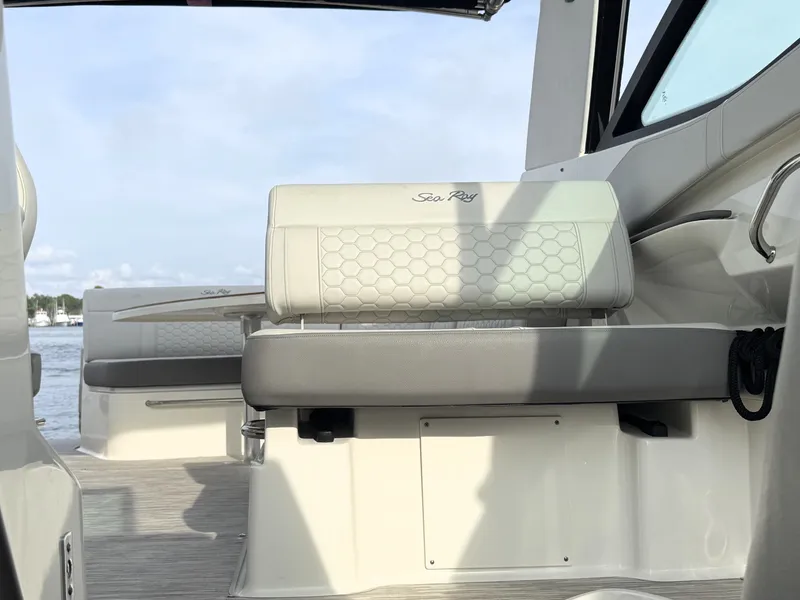 Slide: The Image of Sea Ray Sundancer 320 2023 - 39