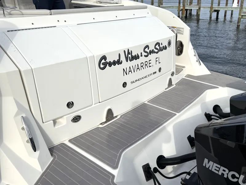 Slide: The Image of Sea Ray Sundancer 320 2023 - 40