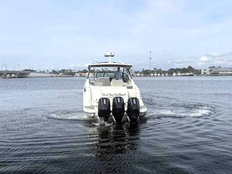 Slide: The Image of Sea Ray Sundancer 320 2023 - 8