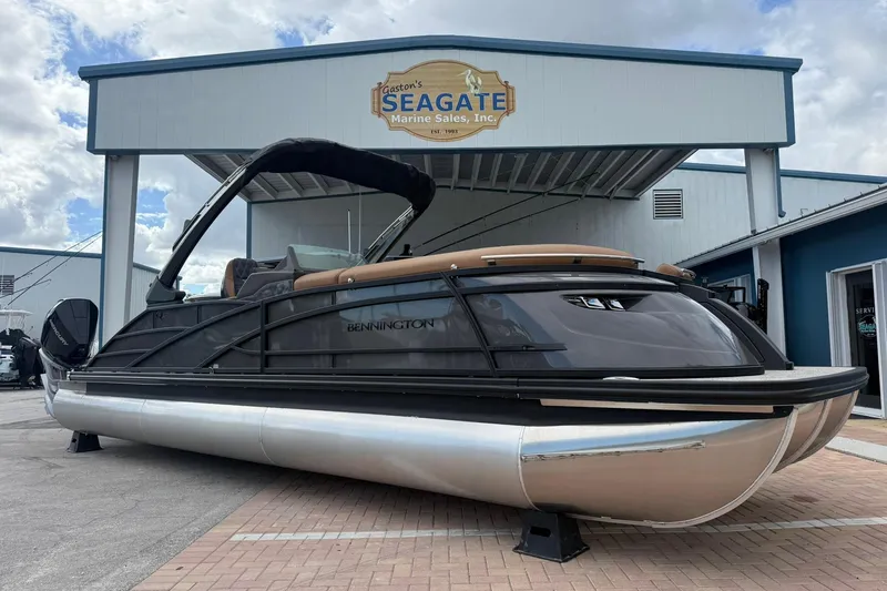 The Image of 2026 Bennington 27 QSBAT2 pontoon boat at Seagate Marine Sales. - 1