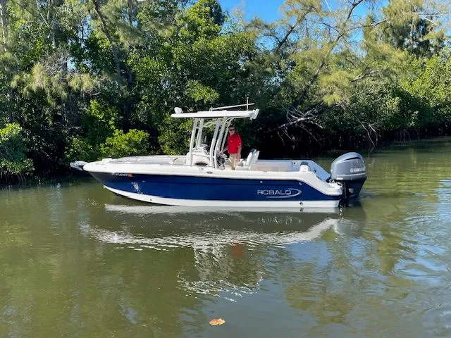 Slide: The Image of Robalo R242 Explorer 2018 - 10