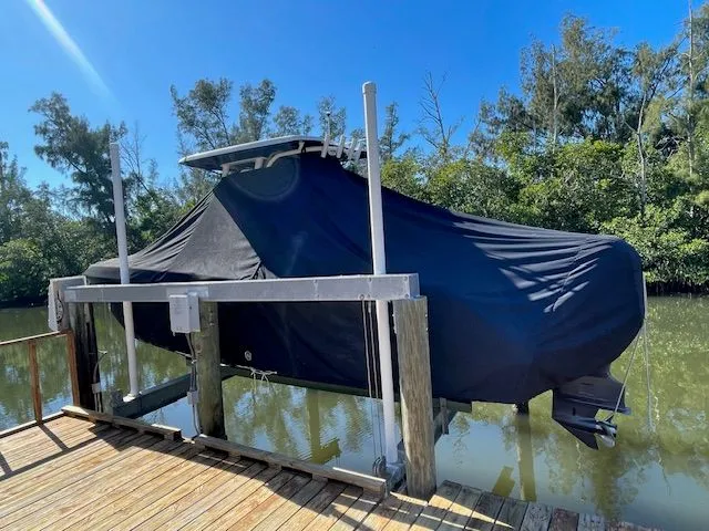 Slide: The Image of Robalo R242 Explorer 2018 - 12