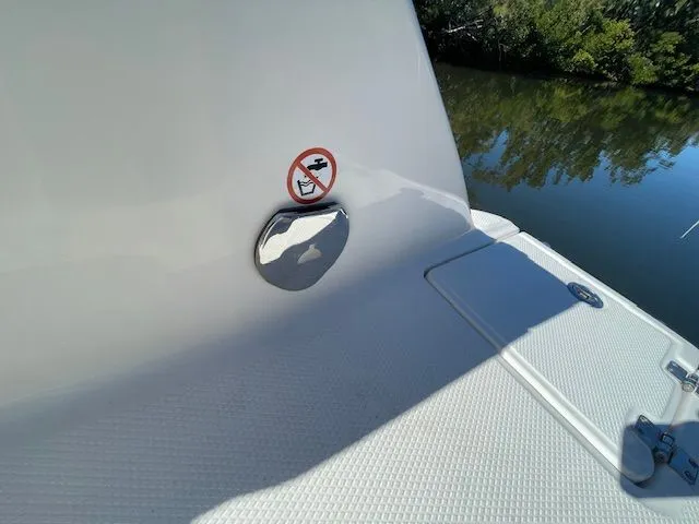 Slide: The Image of Robalo R242 Explorer 2018 - 15