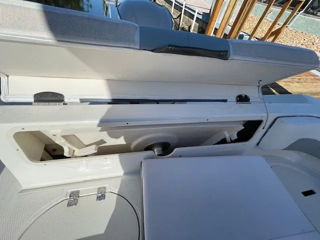Slide: The Image of Robalo R242 Explorer 2018 - 16