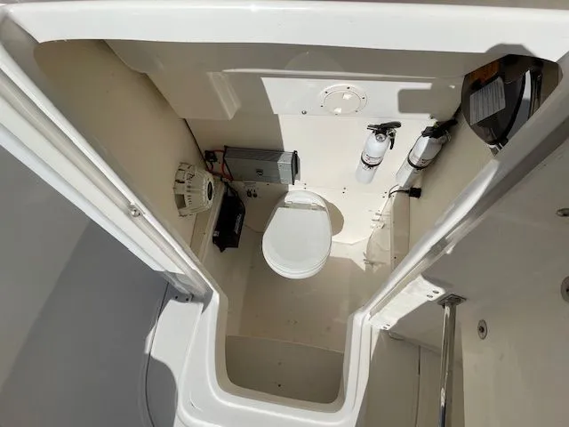 Slide: The Image of Robalo R242 Explorer 2018 - 23