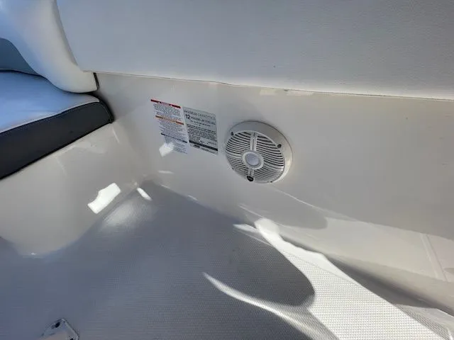 Slide: The Image of Robalo R242 Explorer 2018 - 31