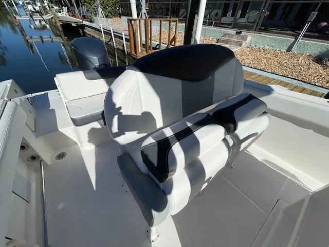 Slide: The Image of Robalo R242 Explorer 2018 - 33