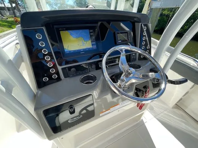 Slide: The Image of Robalo R242 Explorer 2018 - 34