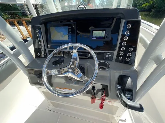 Slide: The Image of Robalo R242 Explorer 2018 - 35