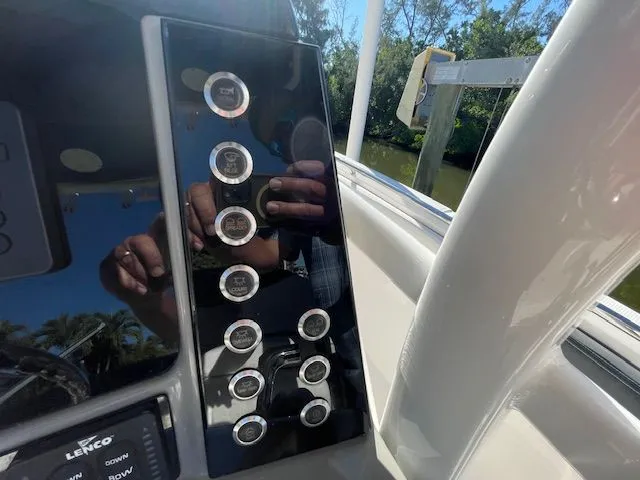 Slide: The Image of Robalo R242 Explorer 2018 - 36