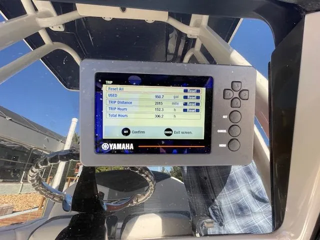 Slide: The Image of Robalo R242 Explorer 2018 - 37