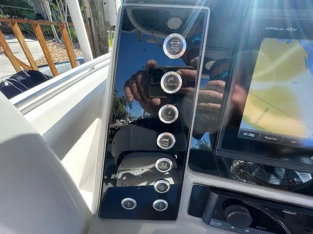 Slide: The Image of Robalo R242 Explorer 2018 - 39