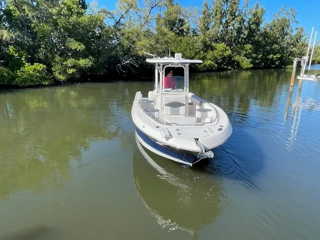 Slide: The Image of Robalo R242 Explorer 2018 - 4