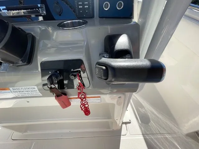 Slide: The Image of Robalo R242 Explorer 2018 - 42