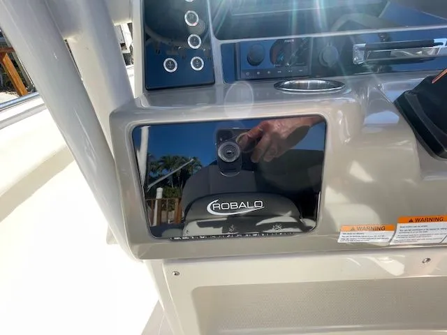 Slide: The Image of Robalo R242 Explorer 2018 - 43