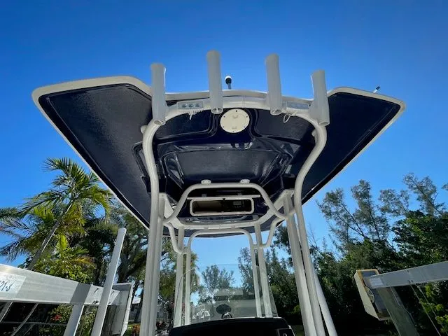 Slide: The Image of Robalo R242 Explorer 2018 - 47