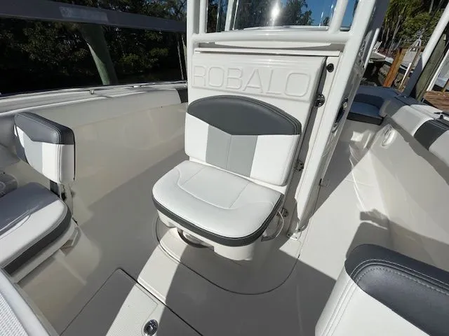 Slide: The Image of Robalo R242 Explorer 2018 - 51