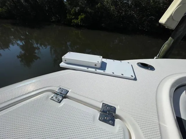 Slide: The Image of Robalo R242 Explorer 2018 - 56