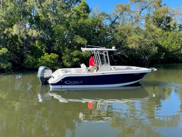 Slide: The Image of Robalo R242 Explorer 2018 - 8