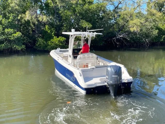 Slide: The Image of Robalo R242 Explorer 2018 - 9