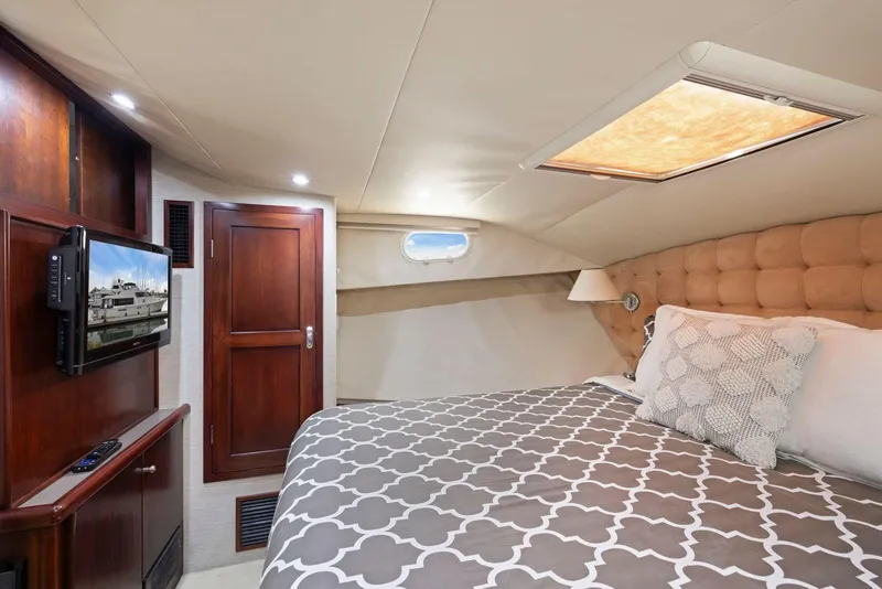 Slide: The Image of Luxurious cabin interior of 1998 Pacific Mariner 65 yacht with cozy bed and TV. - 39