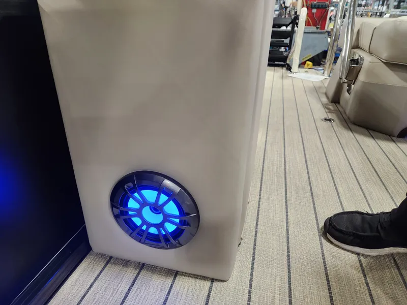 Slide: The Image of Tahoe LTZ 23' CRUISE REAR BENCH 2026 - 10