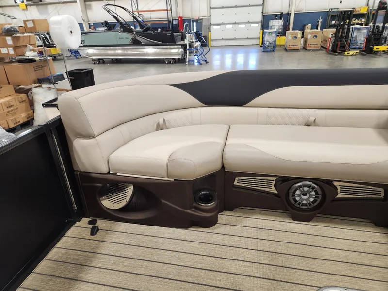 Slide: The Image of Tahoe LTZ 23' CRUISE REAR BENCH 2026 - 8