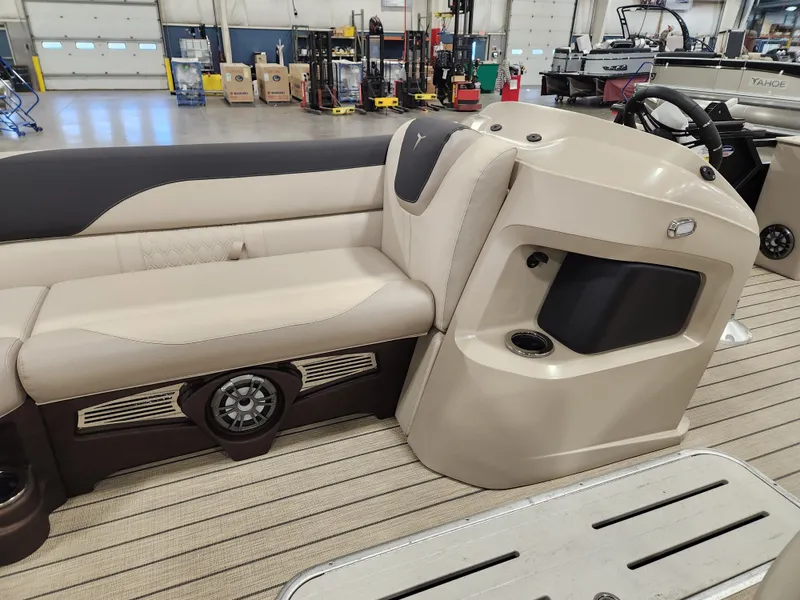 Slide: The Image of Tahoe LTZ 23' CRUISE REAR BENCH 2026 - 9