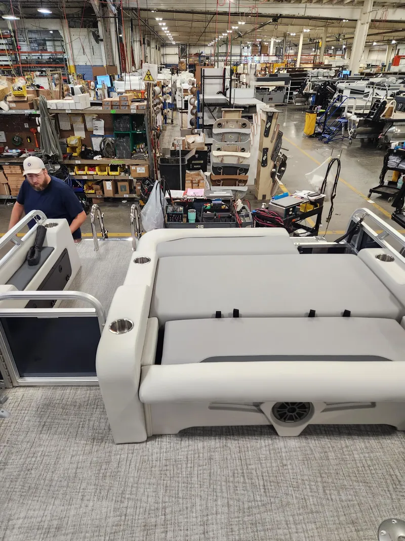 Slide: The Image of Tahoe Sport 85 21' VRB 2026 - 5