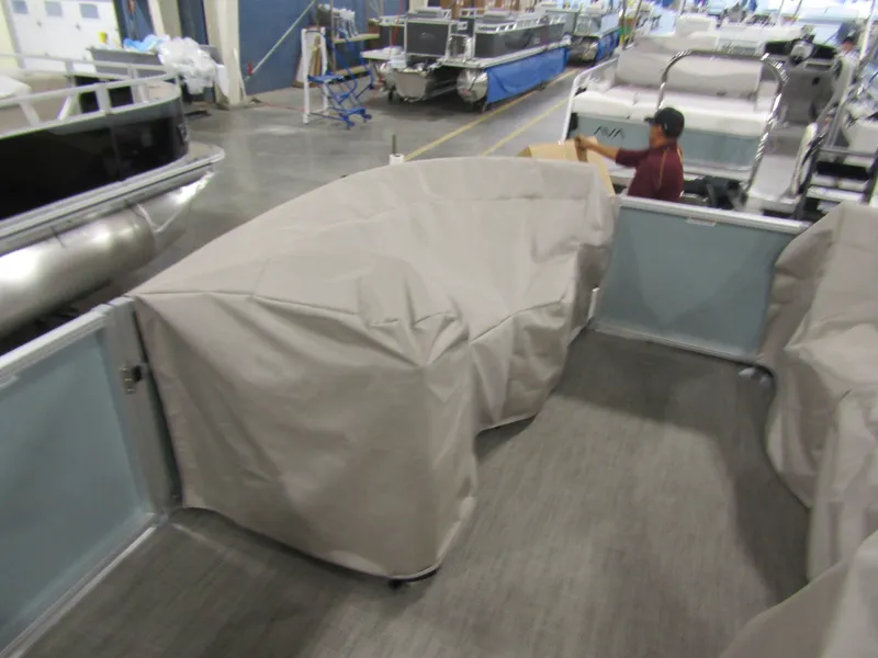 Slide: The Image of Tahoe 21' LTZ Quad Lounge 2026 - 6