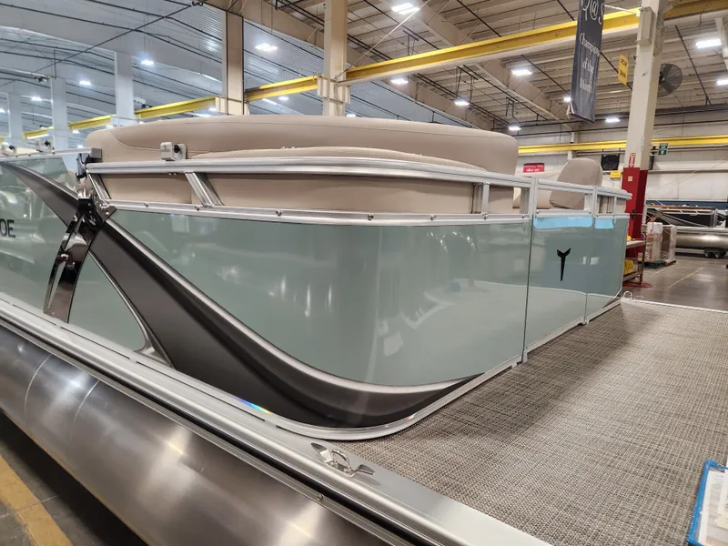 Slide: The Image of Tahoe 21' LTZ Quad Lounge 2026 - 9