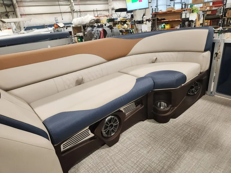 Slide: The Image of Tahoe 21' LTZ CRUISE 2026 - 5