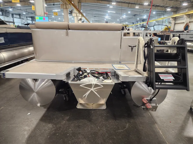 Slide: The Image of Tahoe 21' LTZ CRUISE 2026 - 6