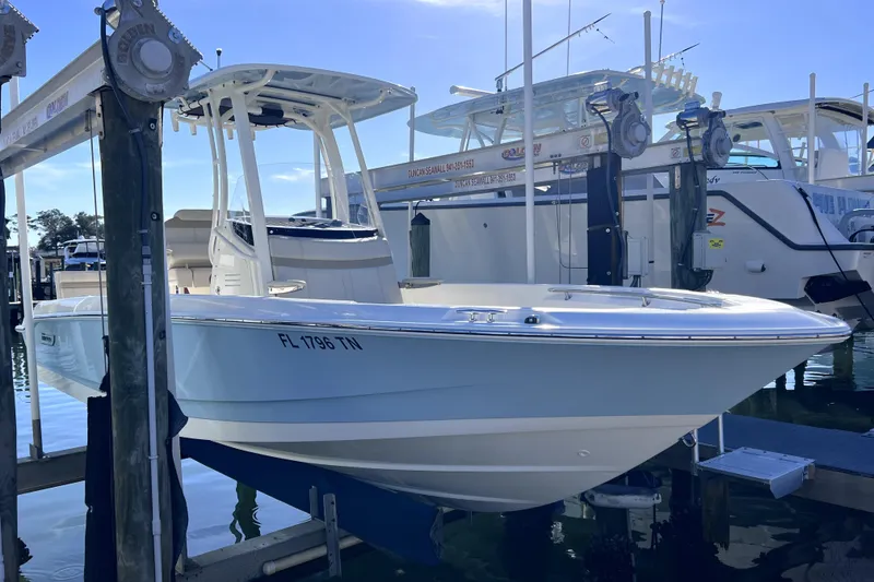 The Image of Boston Whaler 220 Dauntless 2023 cruising on calm water. - 0