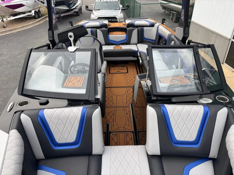 Slide: The Image of Tigé 23ZX 2022 - 10