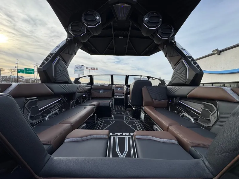 Slide: The Image of Tigé Ultré 25ZX 2026 - 10