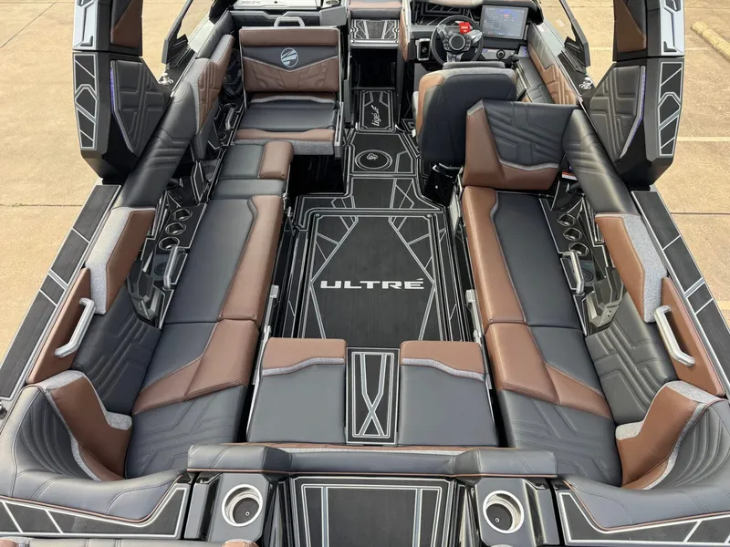 Slide: The Image of Tigé Ultré 25ZX 2026 - 12