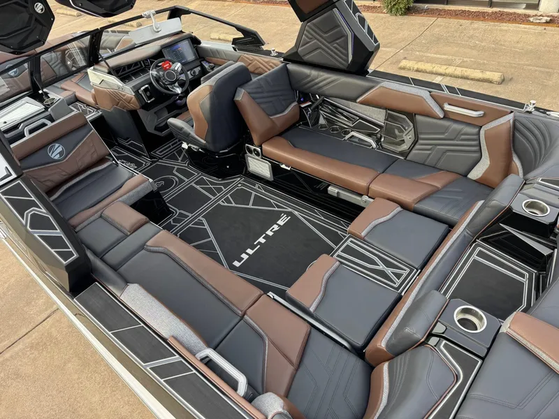 Slide: The Image of Tigé Ultré 25ZX 2026 - 15