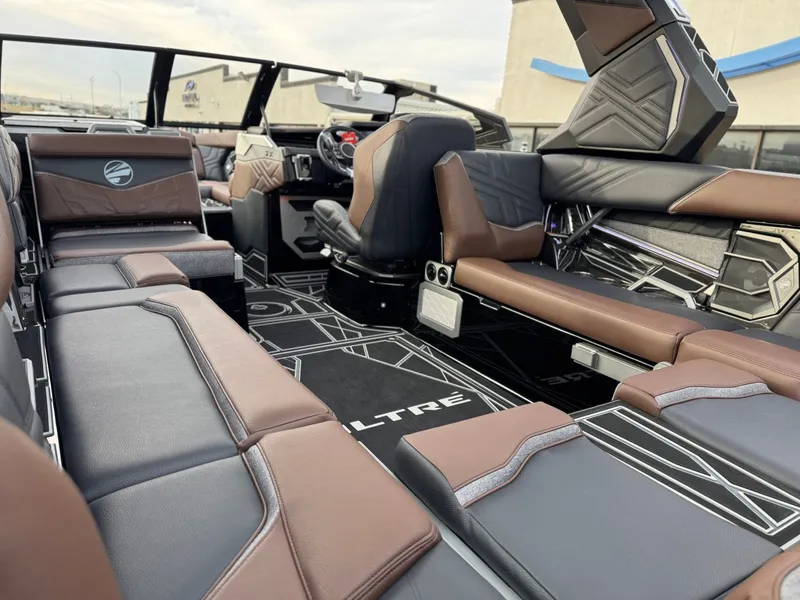 Slide: The Image of Tigé Ultré 25ZX 2026 - 16