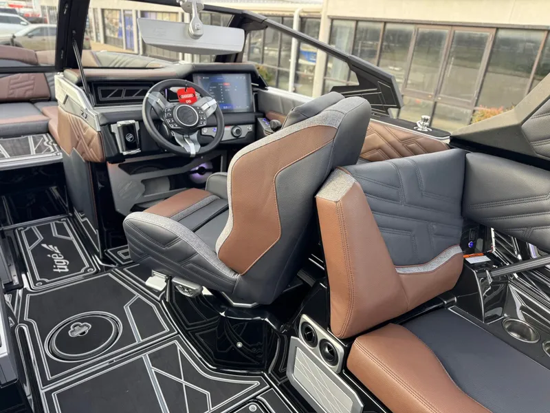 Slide: The Image of Tigé Ultré 25ZX 2026 - 18