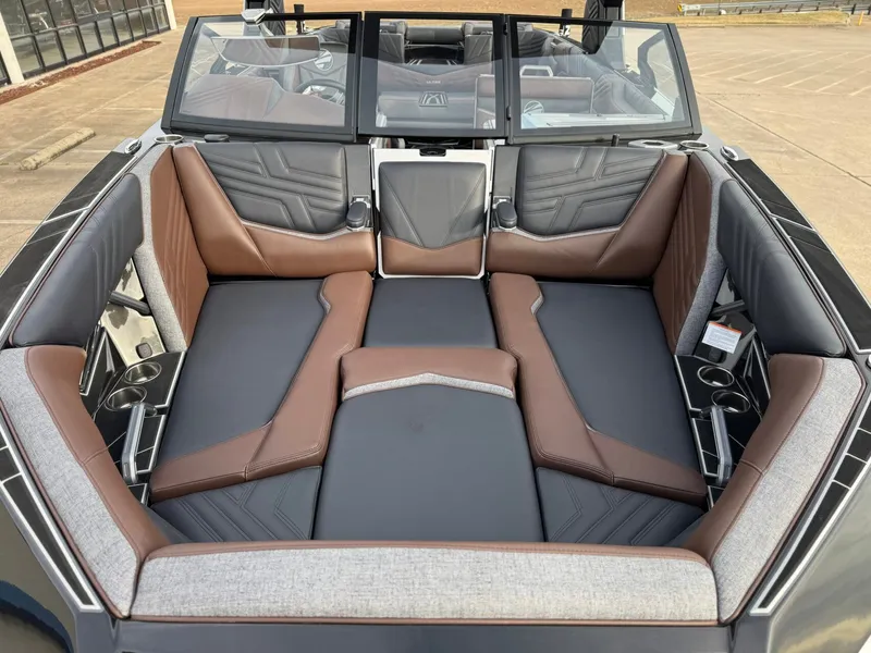 Slide: The Image of Tigé Ultré 25ZX 2026 - 25