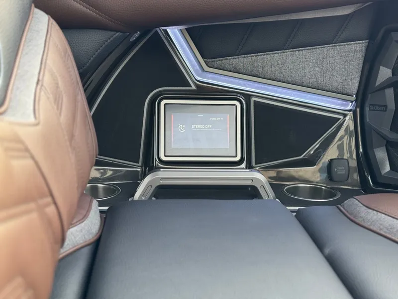 Slide: The Image of Tigé Ultré 25ZX 2026 - 30