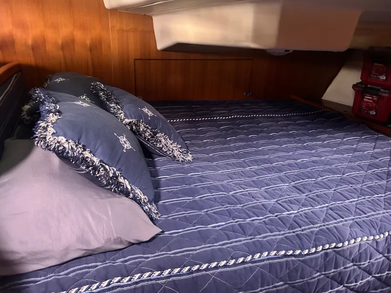 Slide: The Image of Interior of a 2006 Hunter 38 Ft Sloop yacht. - 26