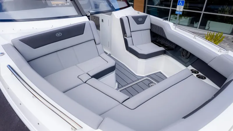 Slide: The Image of Cobalt R31 Outboard 2026 - 10